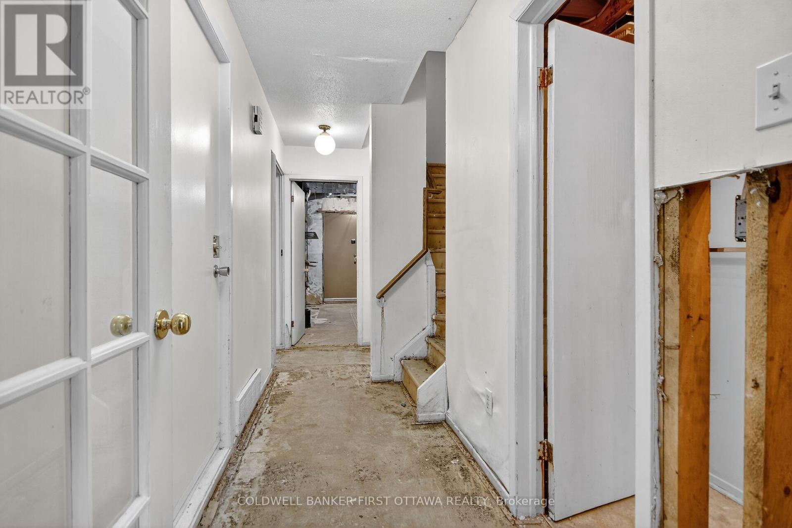 4 Marielle Court, Ottawa, Ontario  K2B 8P4 - Photo 2 - X12430133