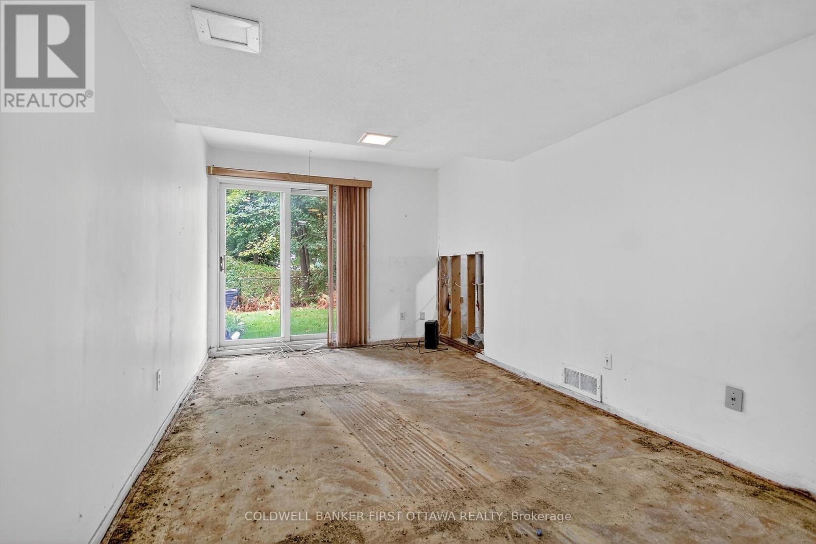 4 Marielle Court, Ottawa, Ontario  K2B 8P4 - Photo 4 - X12430133