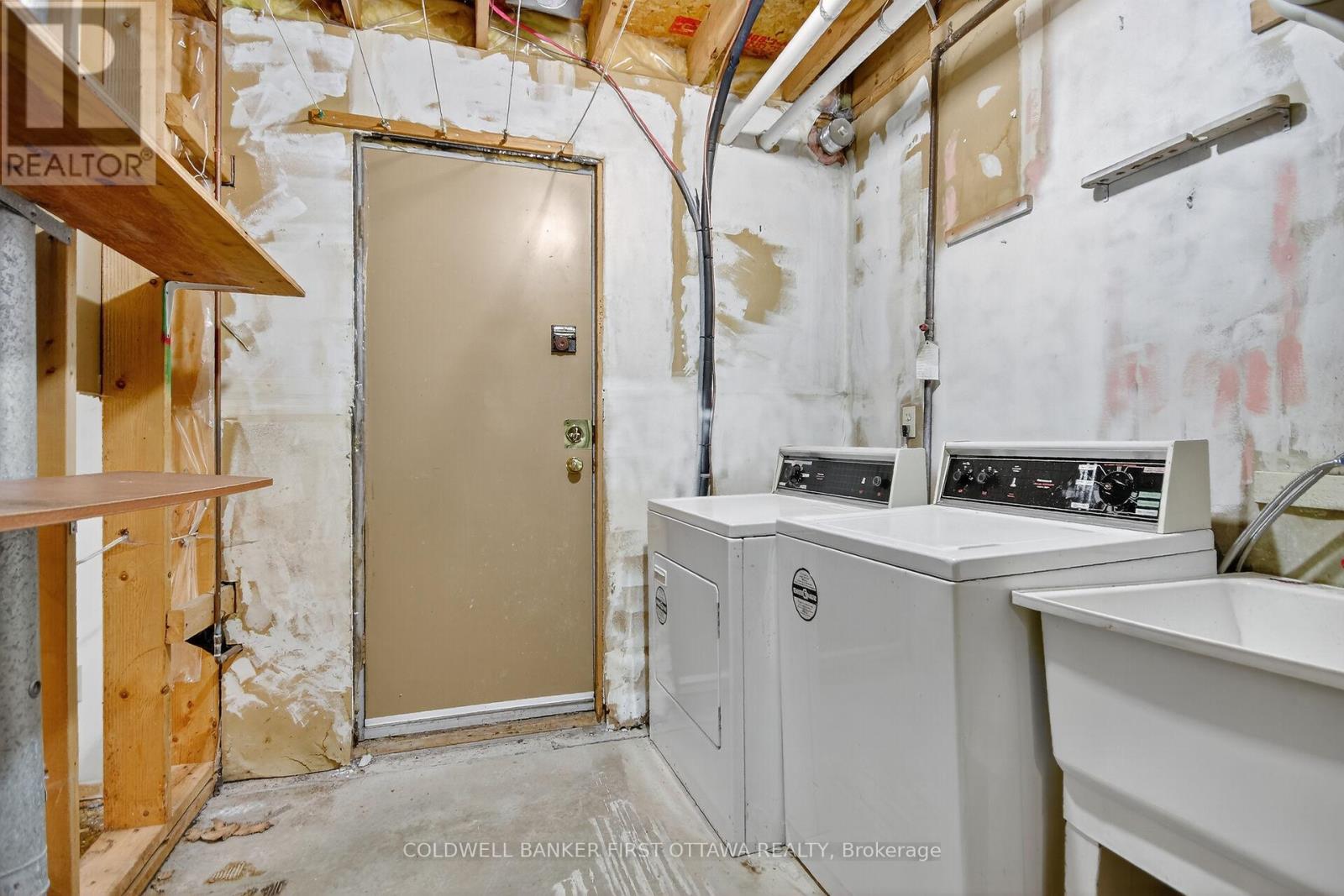 4 Marielle Court, Ottawa, Ontario  K2B 8P4 - Photo 5 - X12430133