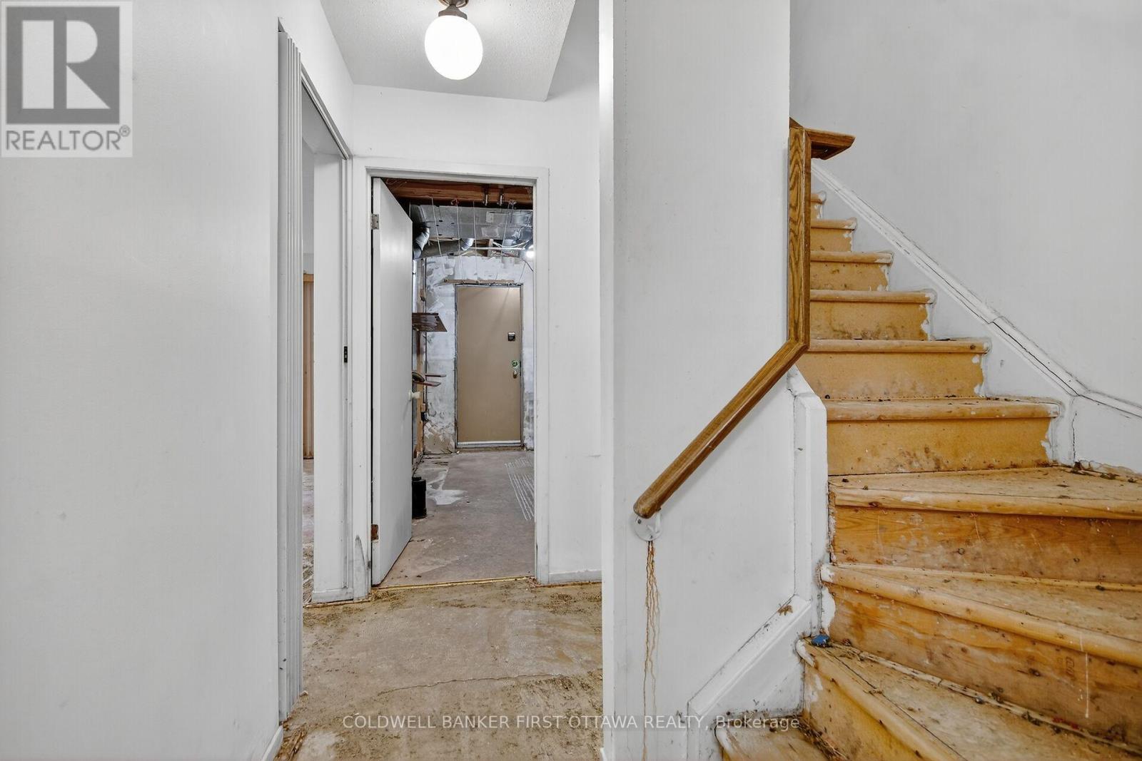 4 Marielle Court, Ottawa, Ontario  K2B 8P4 - Photo 6 - X12430133
