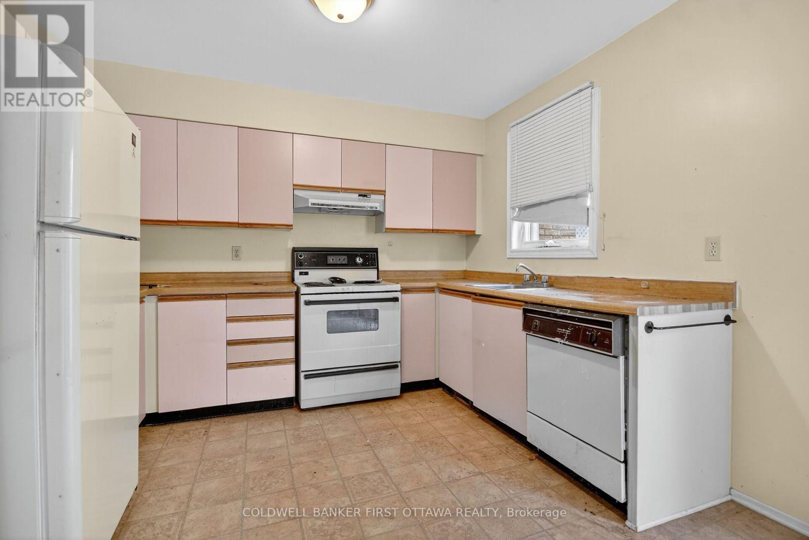 4 Marielle Court, Ottawa, Ontario  K2B 8P4 - Photo 8 - X12430133
