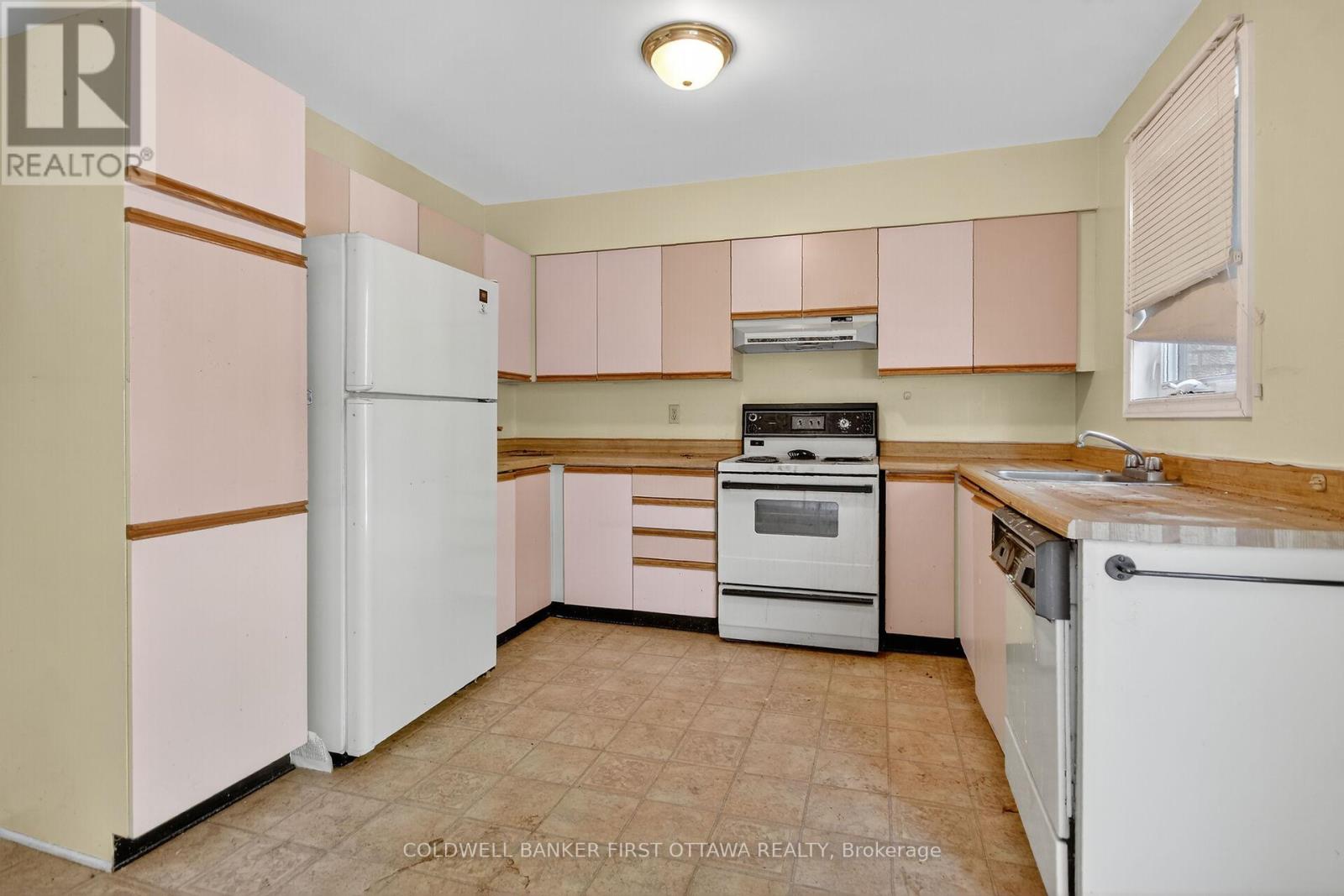 4 Marielle Court, Ottawa, Ontario  K2B 8P4 - Photo 9 - X12430133