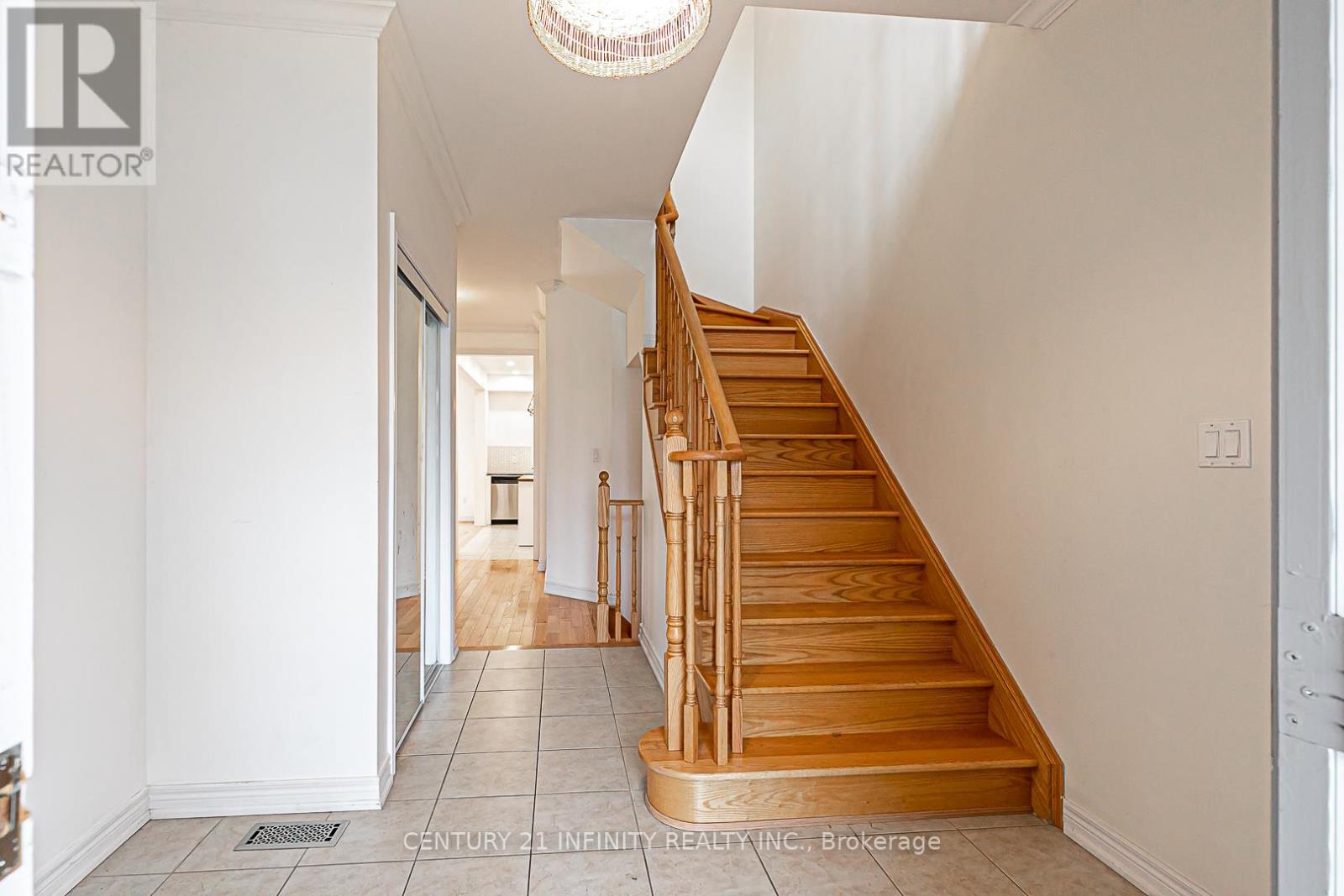 38 Wimbledon Court, Whitby, Ontario  L1P 0B7 - Photo 4 - E12424462