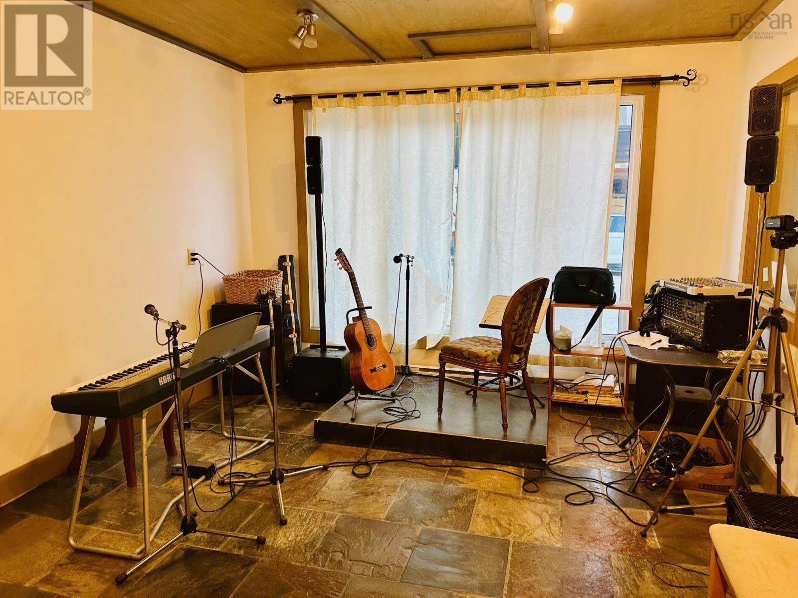 84 Portland Street, Dartmouth, Nova Scotia  B2Y 1H6 - Photo 2 - 202501601