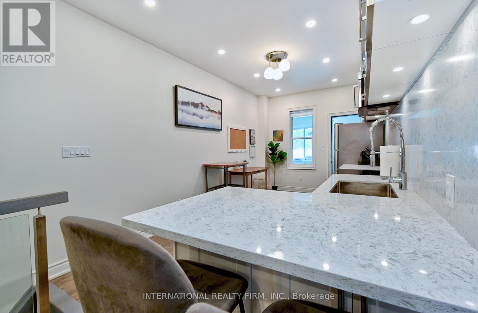 717 Palmerston Avenue, Toronto, Ontario  M6G 2R2 - Photo 11 - C12430149