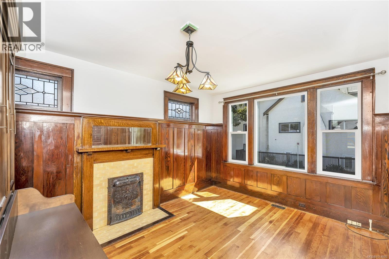 808 Russell St, Victoria, British Columbia  V9A 3X7 - Photo 2 - 1014876