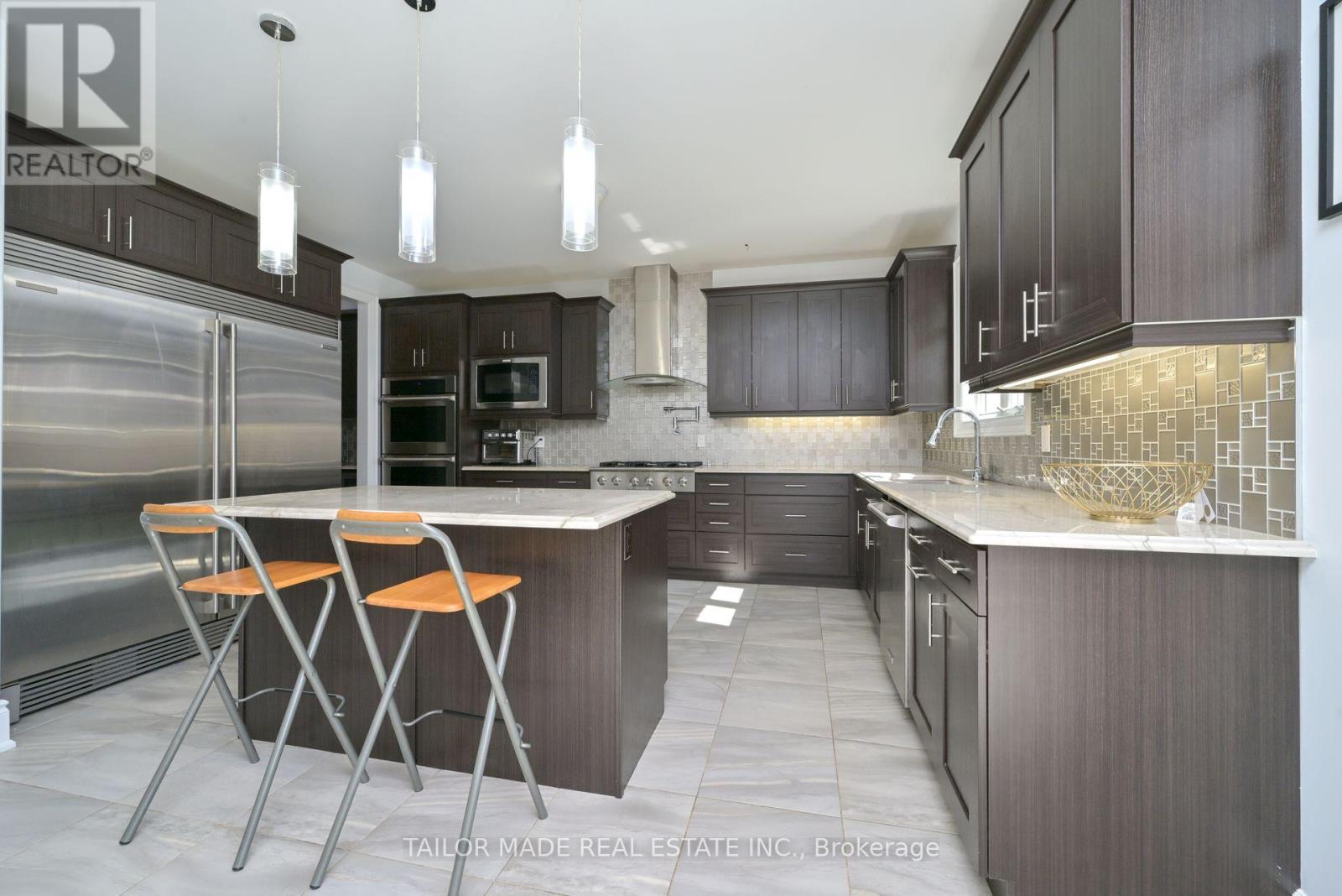 73 Morrison Avenue, New Tecumseth, Ontario  L9R 0H5 - Photo 8 - N12430171