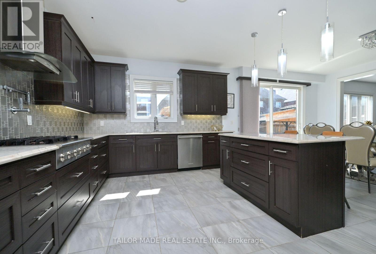 73 Morrison Avenue, New Tecumseth, Ontario  L9R 0H5 - Photo 9 - N12430171