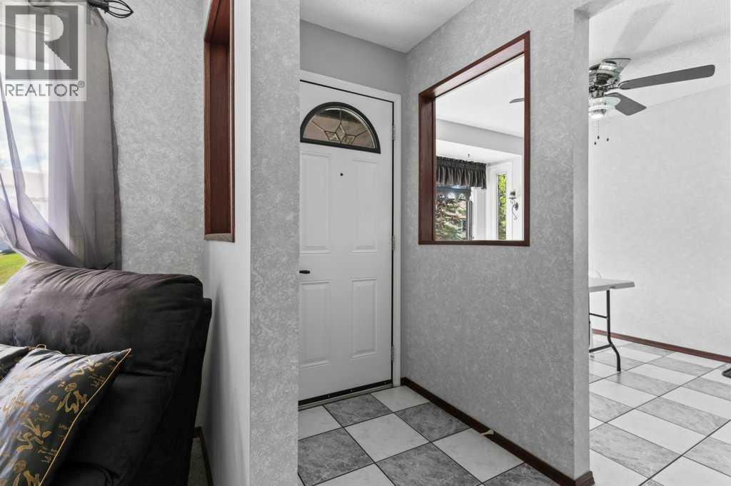 40 Beacham Rise Nw, Calgary, Alberta  T3K 1S2 - Photo 3 - A2235053