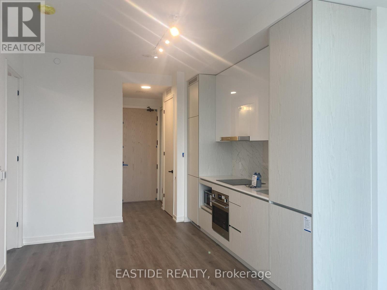 Unit#d109 - 28 Interchange Way, Vaughan, Ontario  L4K 0P8 - Photo 4 - N12427771