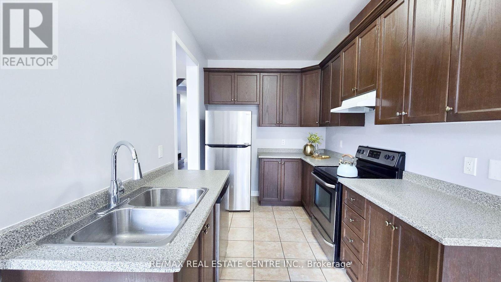19 Lackington Street, Brampton, Ontario  L6X 5P1 - Photo 8 - W12430194