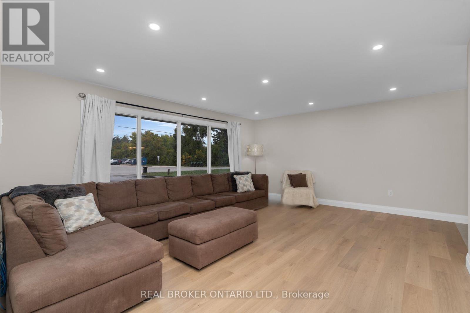 17 Locke Avenue, Clearview, Ontario  L0M 1S0 - Photo 3 - S12427999