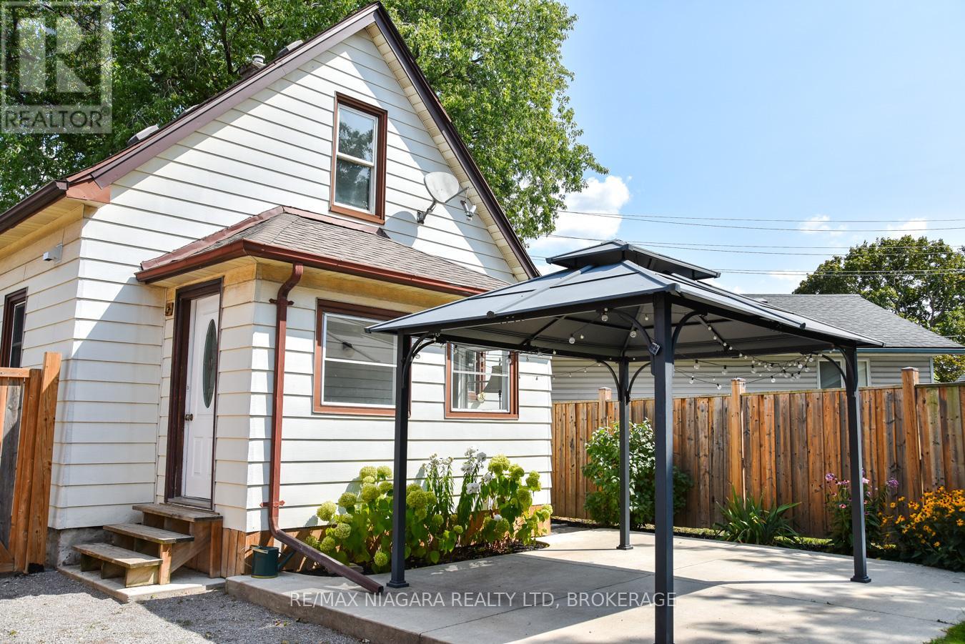 22 Bertram Street, St. Catharines, Ontario  L2R 1A8 - Photo 4 - X12430209