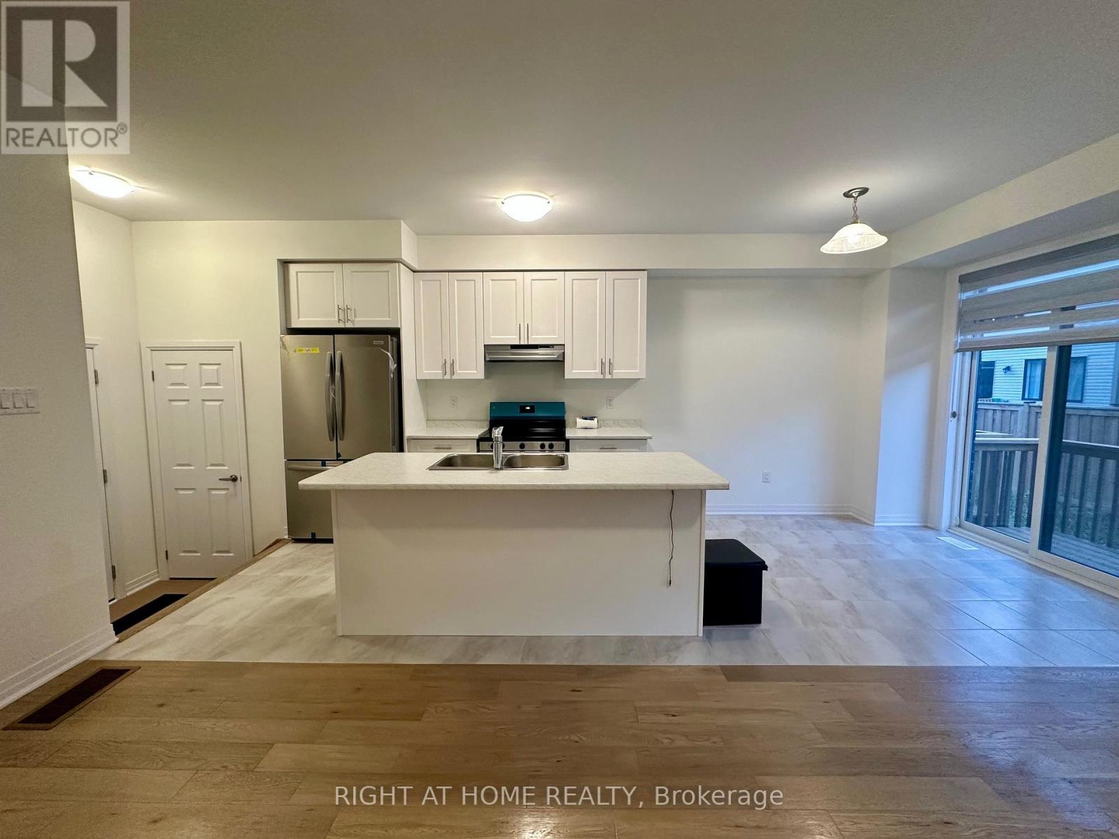 27 Amos Avenue, Brantford, Ontario  N3T 0V4 - Photo 12 - X12430236