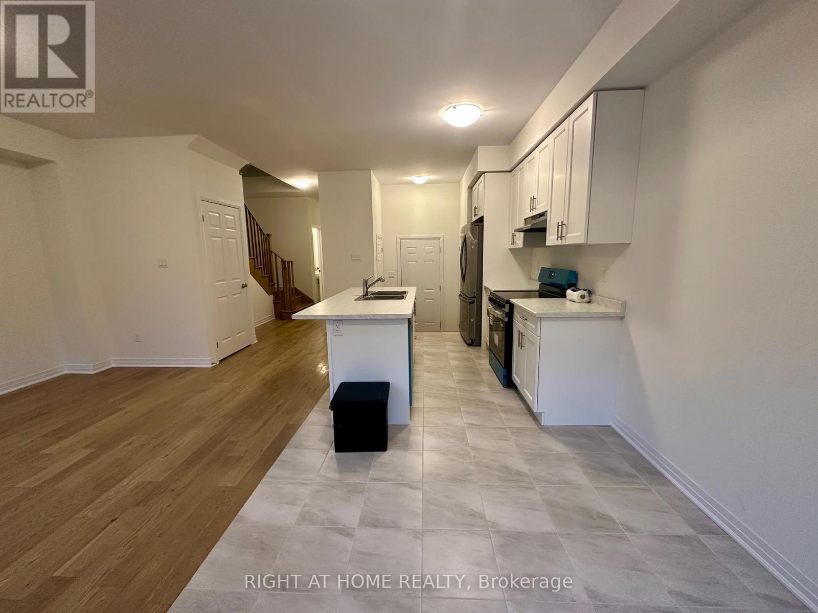 27 Amos Avenue, Brantford, Ontario  N3T 0V4 - Photo 14 - X12430236