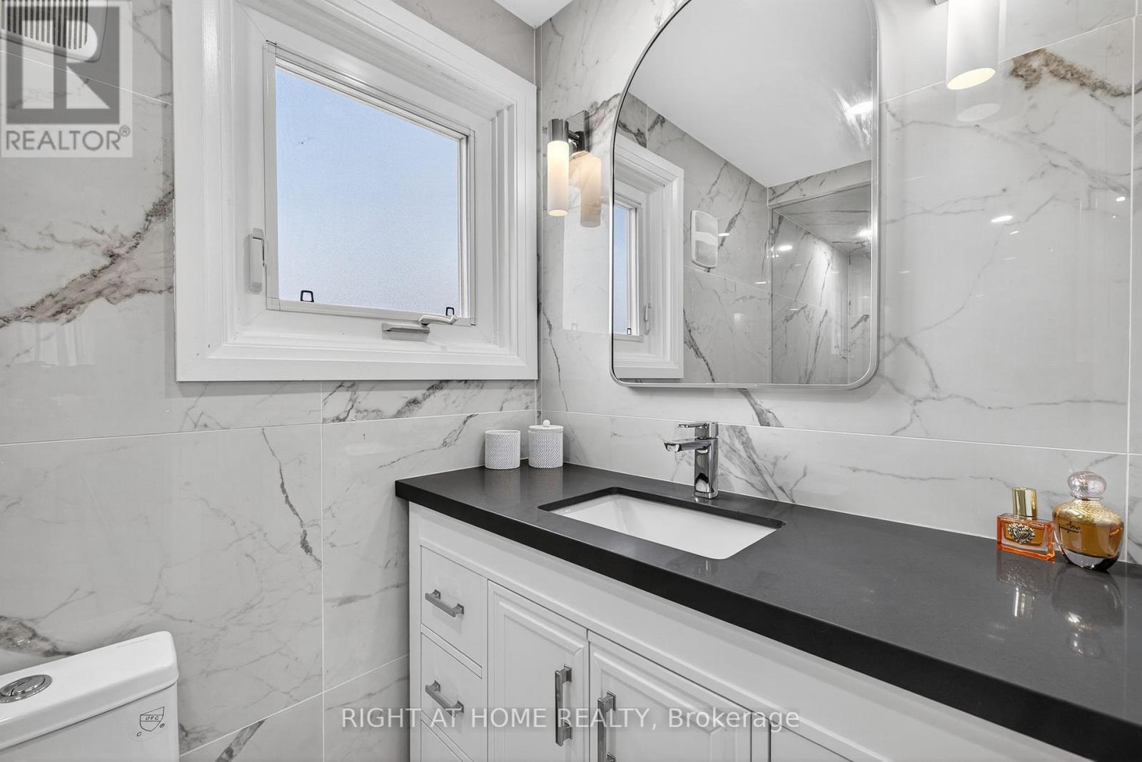 16 Mayvern Crescent, Richmond Hill, Ontario  L4C 5J4 - Photo 31 - N12426771
