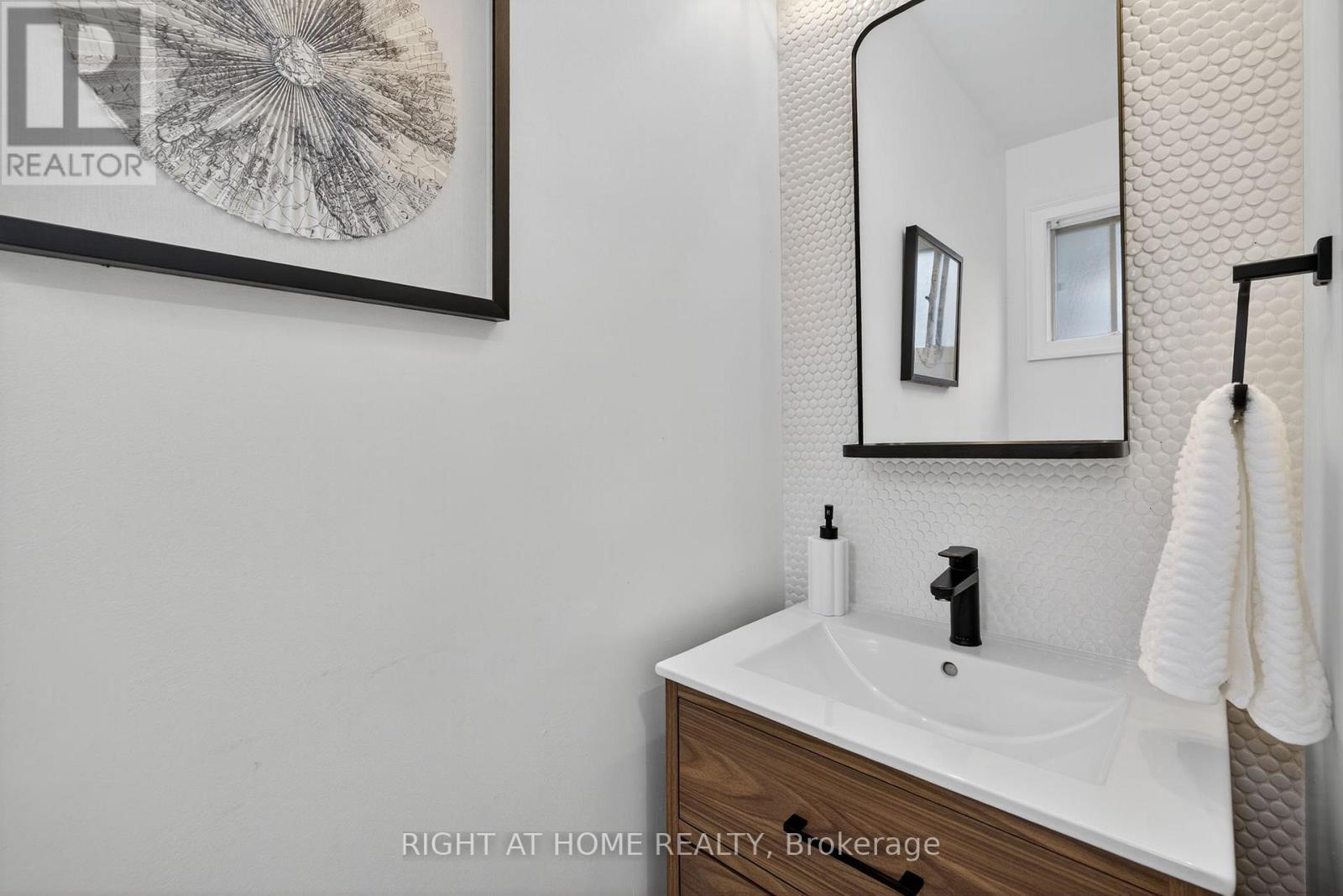 16 Mayvern Crescent, Richmond Hill, Ontario  L4C 5J4 - Photo 24 - N12426771