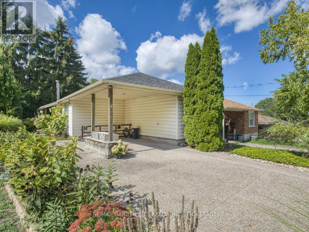 33 Dundas Crescent, St. Catharines (Burleigh Hill), Ontario  L2T 1T4 - Photo 3 - X12430248