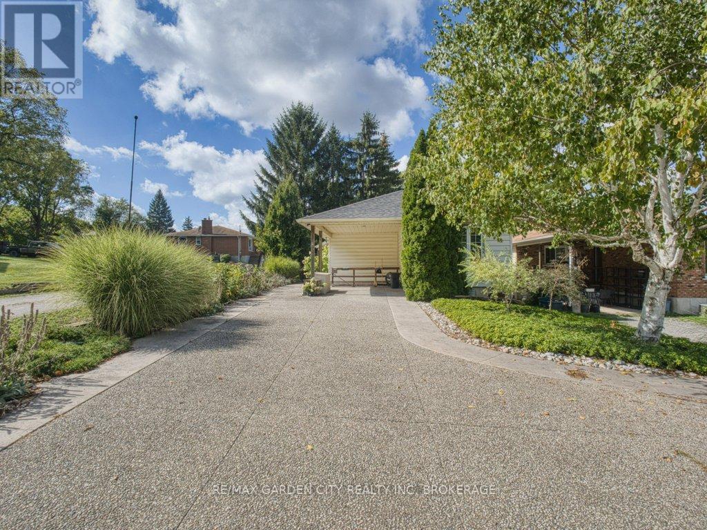 33 Dundas Crescent, St. Catharines (Burleigh Hill), Ontario  L2T 1T4 - Photo 2 - X12430248