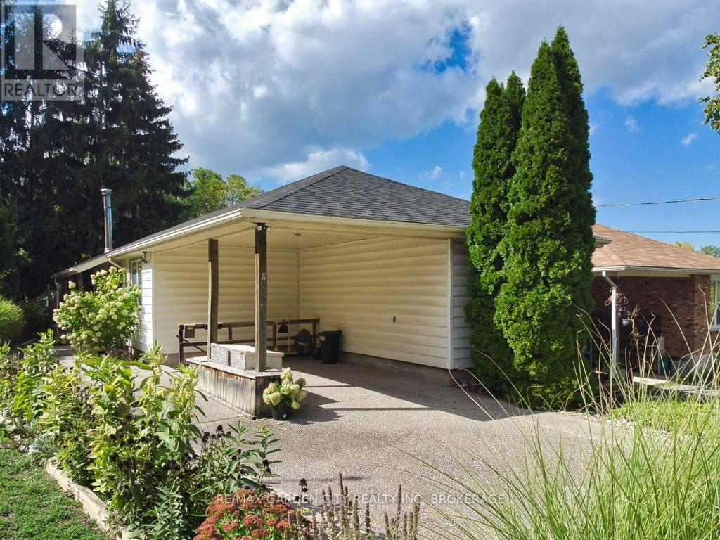 33 Dundas Crescent, St. Catharines (Burleigh Hill), Ontario  L2T 1T4 - Photo 4 - X12430248