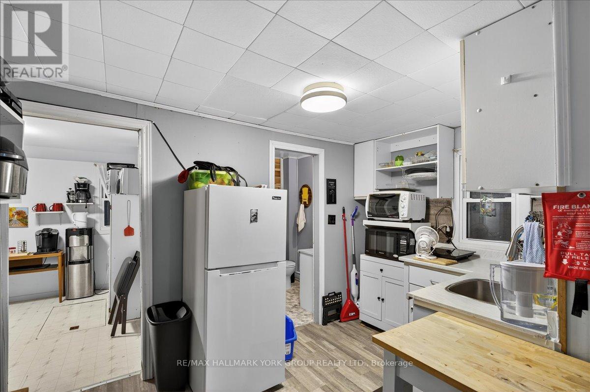 881 Clifton Boulevard, Innisfil, Ontario  L9S 4L7 - Photo 12 - N12421248