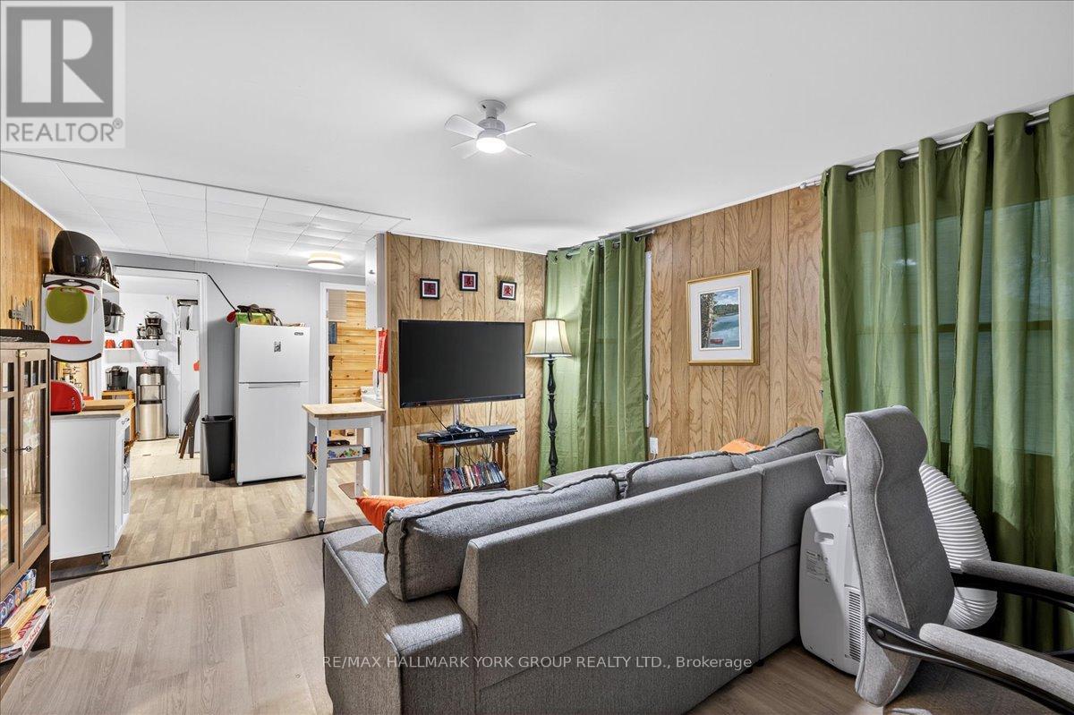 881 Clifton Boulevard, Innisfil, Ontario  L9S 4L7 - Photo 6 - N12421248