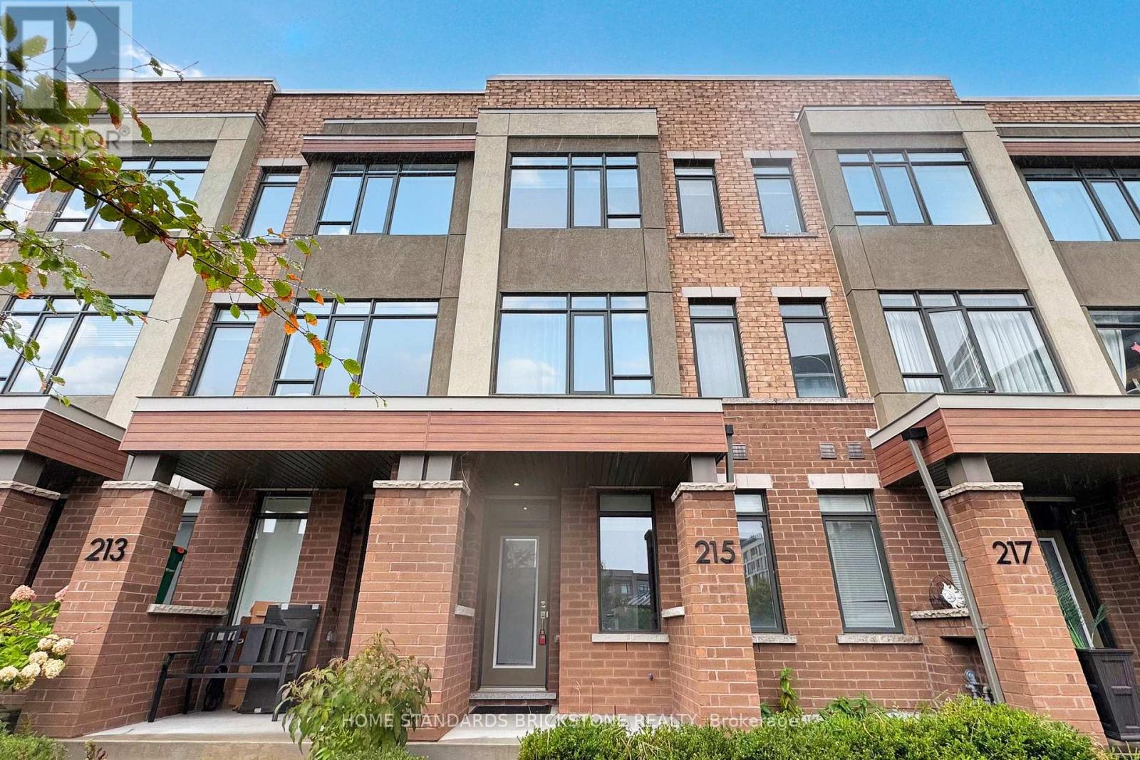 215 Salterton Circle, Vaughan, Ontario  L6A 4Z2 - Photo 3 - N12430264
