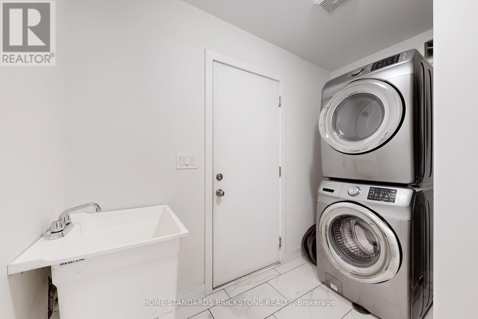 215 Salterton Circle, Vaughan, Ontario  L6A 4Z2 - Photo 4 - N12430264