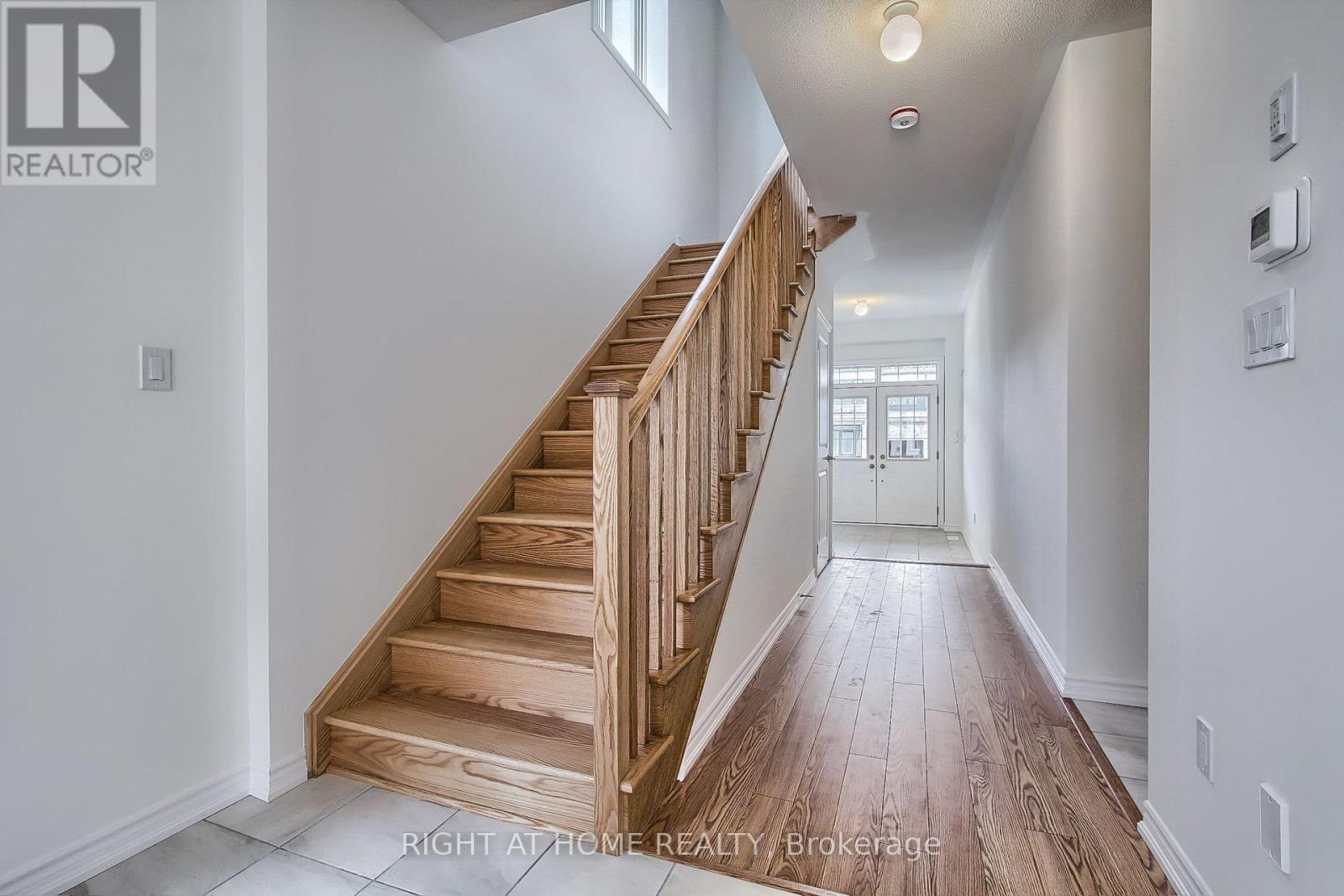 15 Durham Avenue, Barrie, Ontario  L9J 0W7 - Photo 3 - S12430258