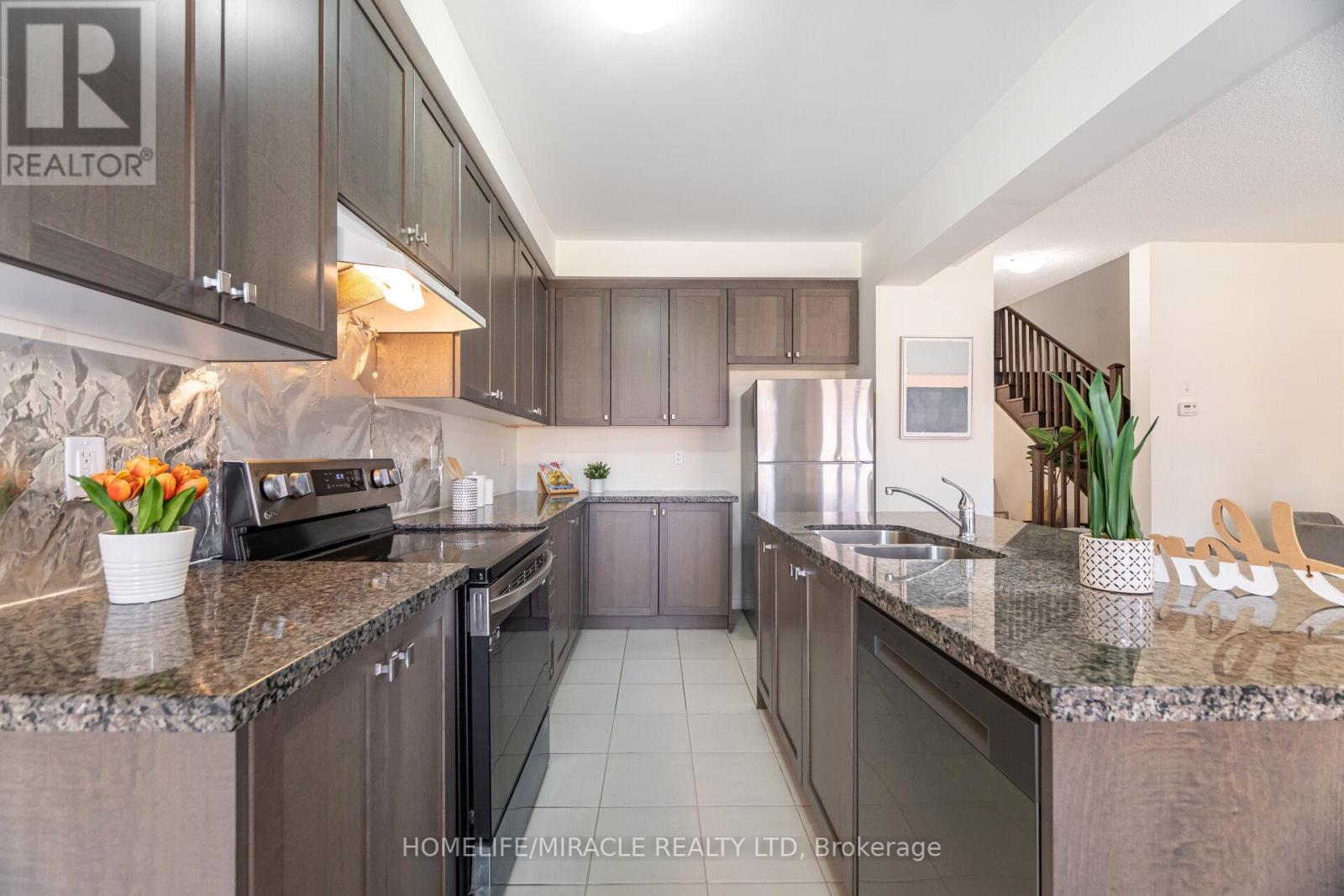 10 Van Wart Street, Whitby, Ontario  L1P 0P8 - Photo 8 - E12430278