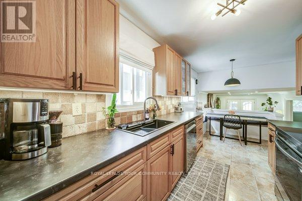 124 Tyson Drive, East Gwillimbury, Ontario  L0G 1H0 - Photo 3 - N12429109