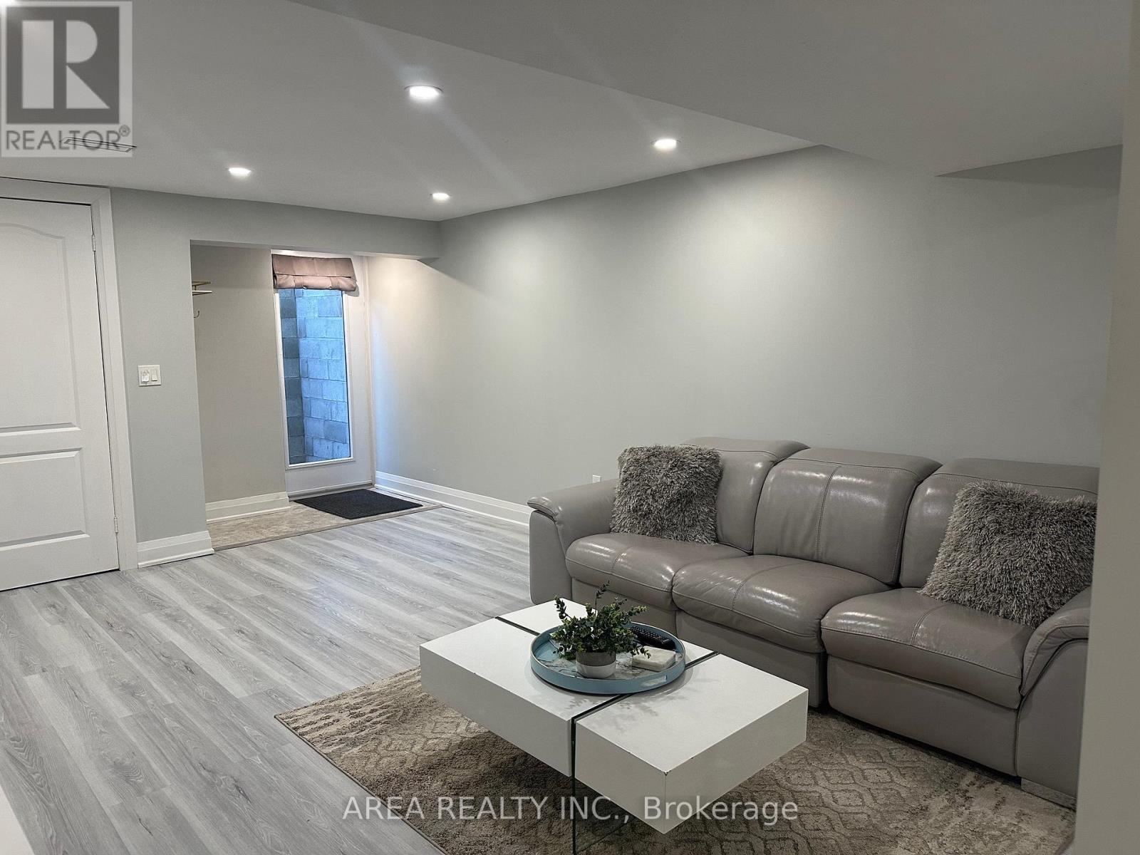 Lower - 57 Farley Crescent, Toronto, Ontario  M9R 2A5 - Photo 5 - W12430277