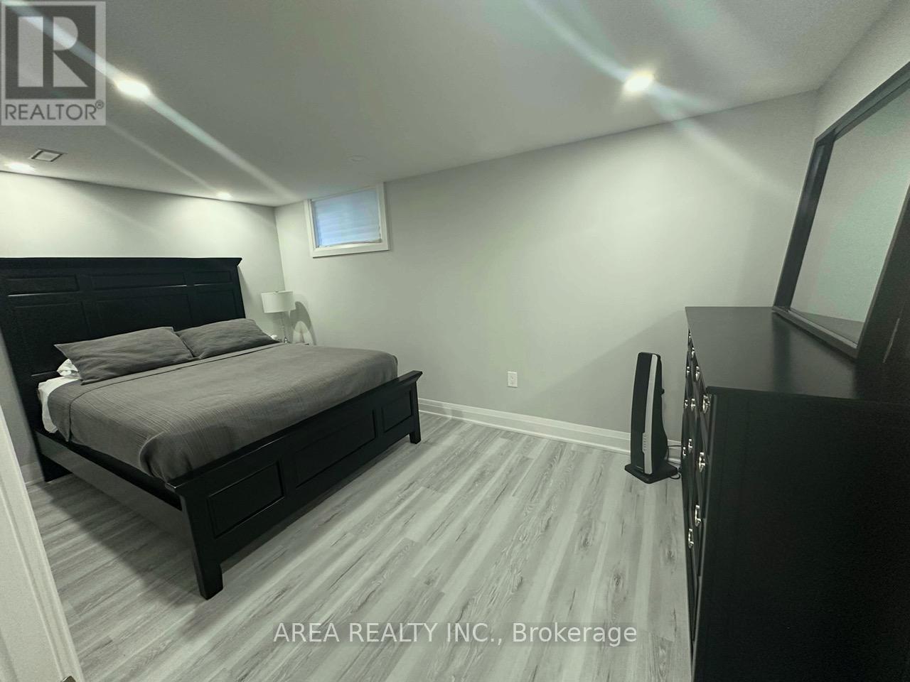 Lower - 57 Farley Crescent, Toronto, Ontario  M9R 2A5 - Photo 7 - W12430277