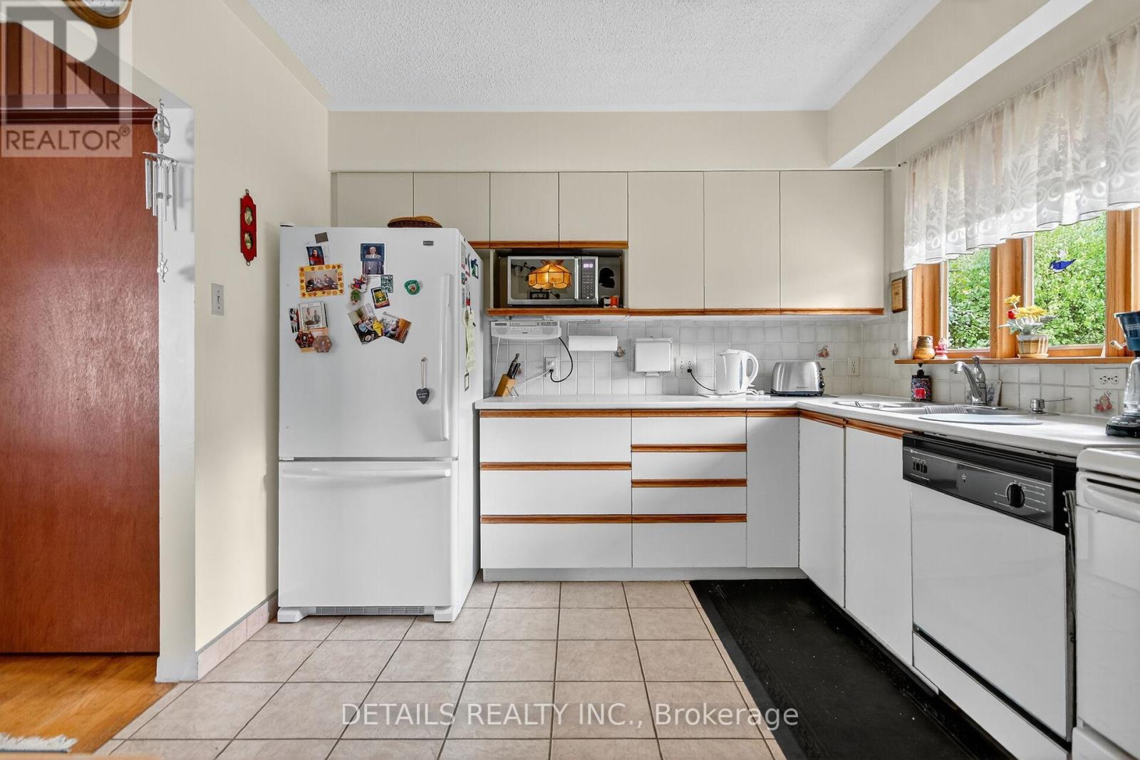 101 Hilliard Avenue, Ottawa, Ontario  K2E 6C5 - Photo 11 - X12430349