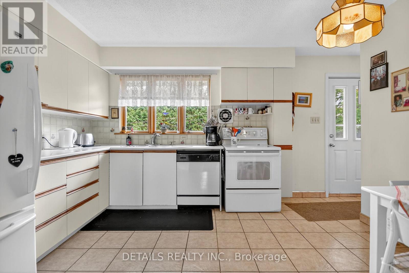 101 Hilliard Avenue, Ottawa, Ontario  K2E 6C5 - Photo 12 - X12430349