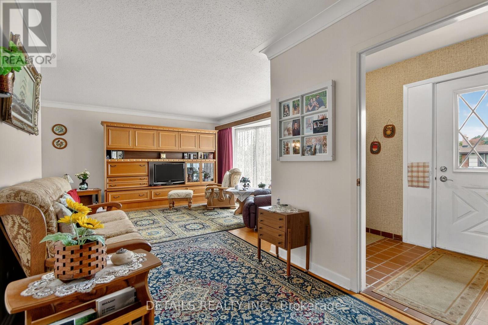 101 Hilliard Avenue, Ottawa, Ontario  K2E 6C5 - Photo 4 - X12430349
