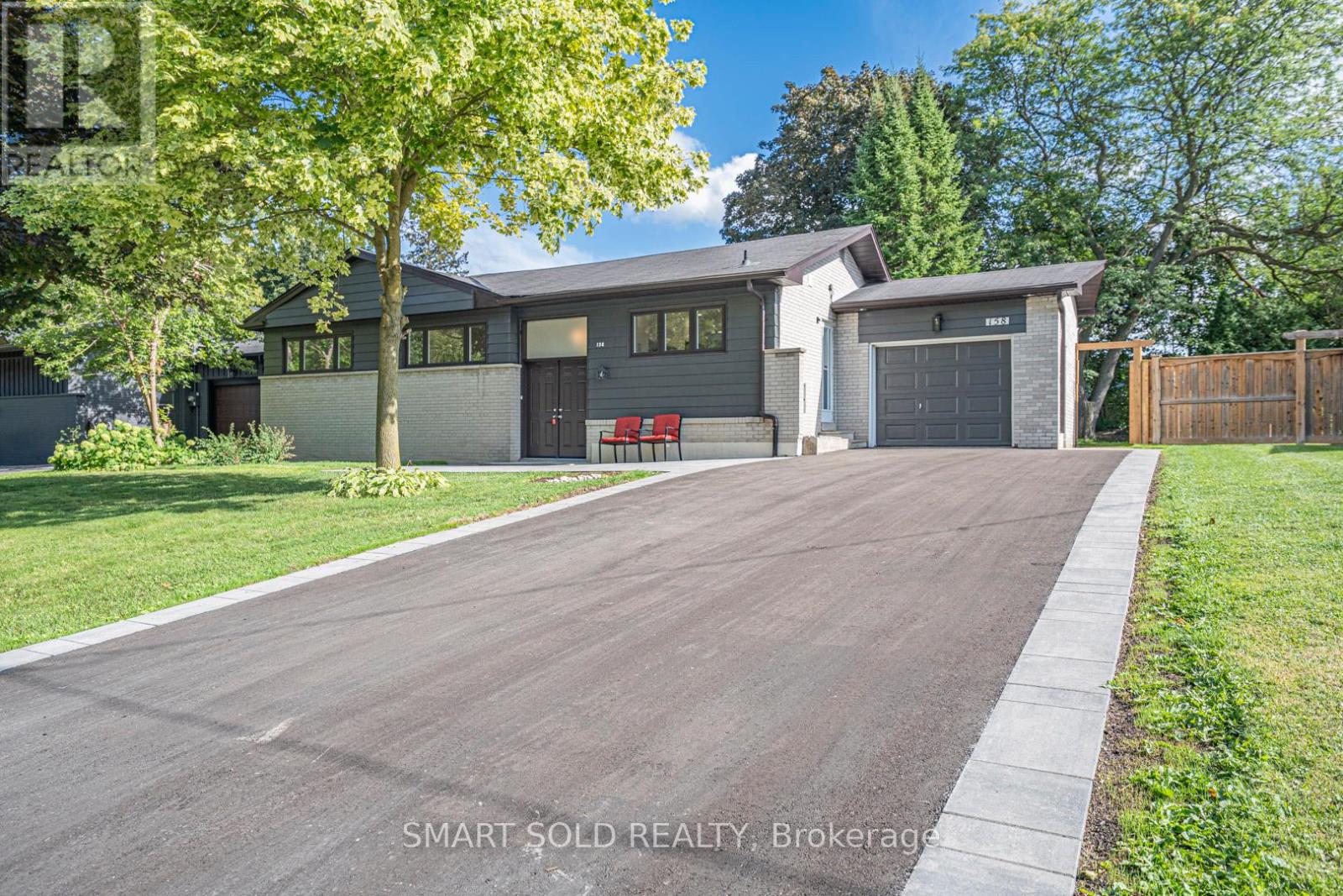158 Park Avenue, Newmarket, Ontario  L3Y 1V1 - Photo 2 - N12430307