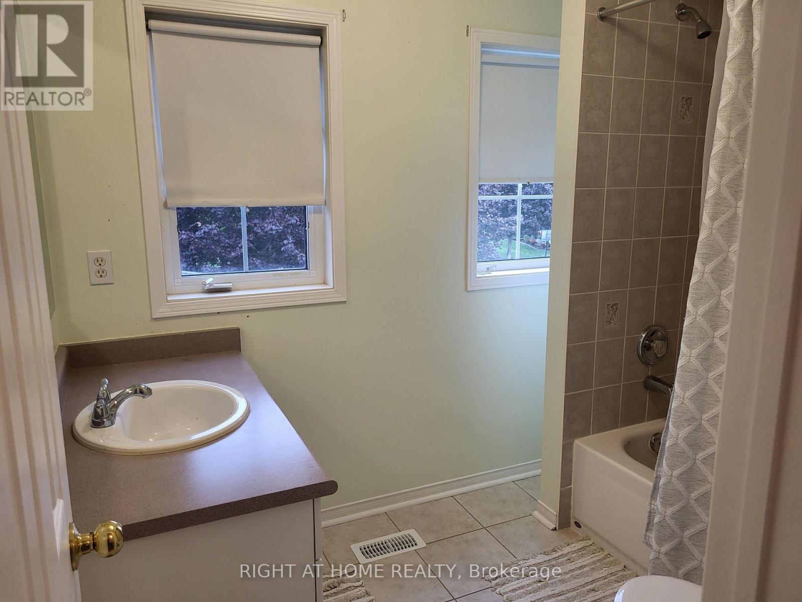 1964 Emerald Court, Innisfil, Ontario  L9S 2A1 - Photo 15 - N12430328