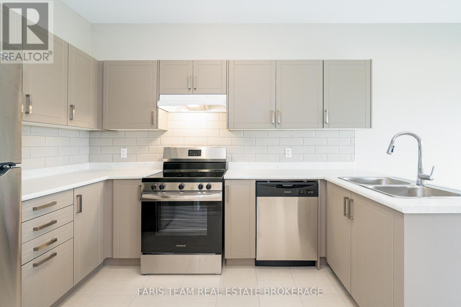 276 Springfield Crescent, Clearview, Ontario  L0M 1S0 - Photo 6 - S12430317