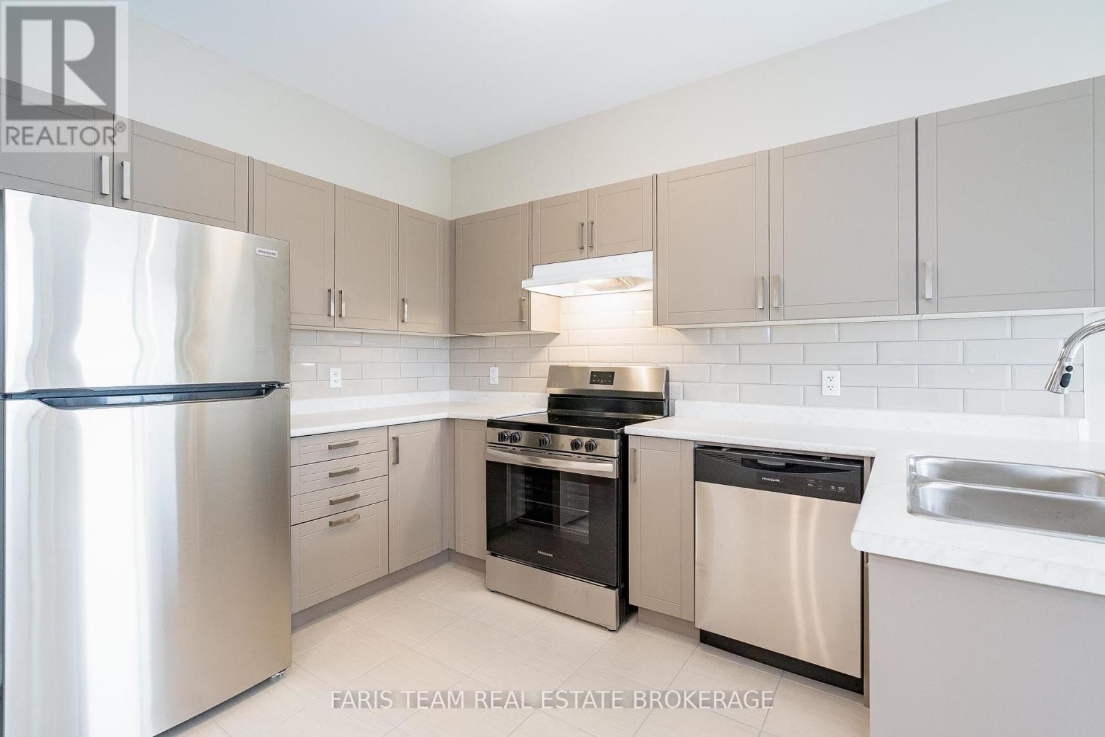 276 Springfield Crescent, Clearview, Ontario  L0M 1S0 - Photo 7 - S12430317