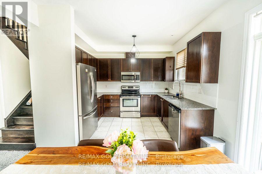 34 Rockbrook Trail, Brampton, Ontario  L7A 4H8 - Photo 7 - W12430341