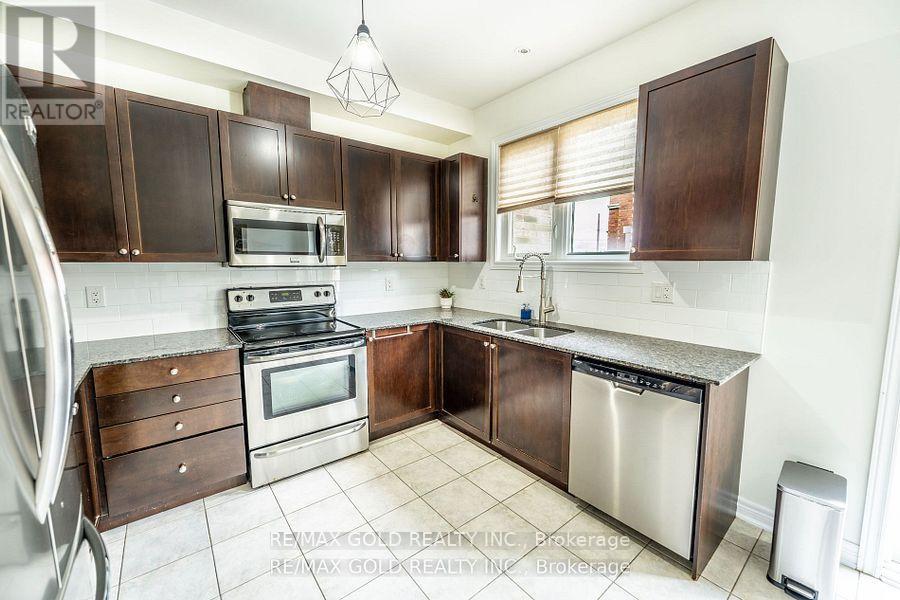 34 Rockbrook Trail, Brampton, Ontario  L7A 4H8 - Photo 8 - W12430341
