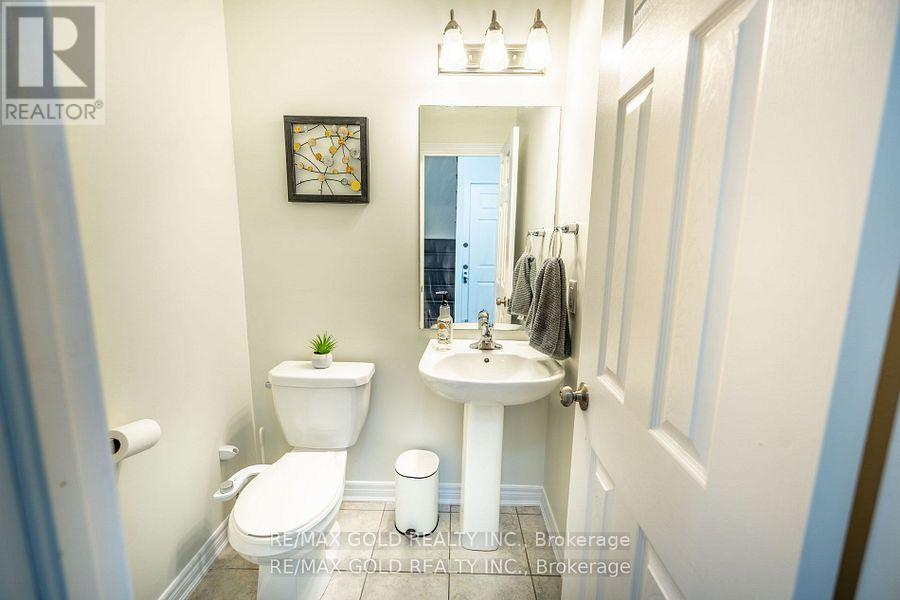 34 Rockbrook Trail, Brampton, Ontario  L7A 4H8 - Photo 9 - W12430341