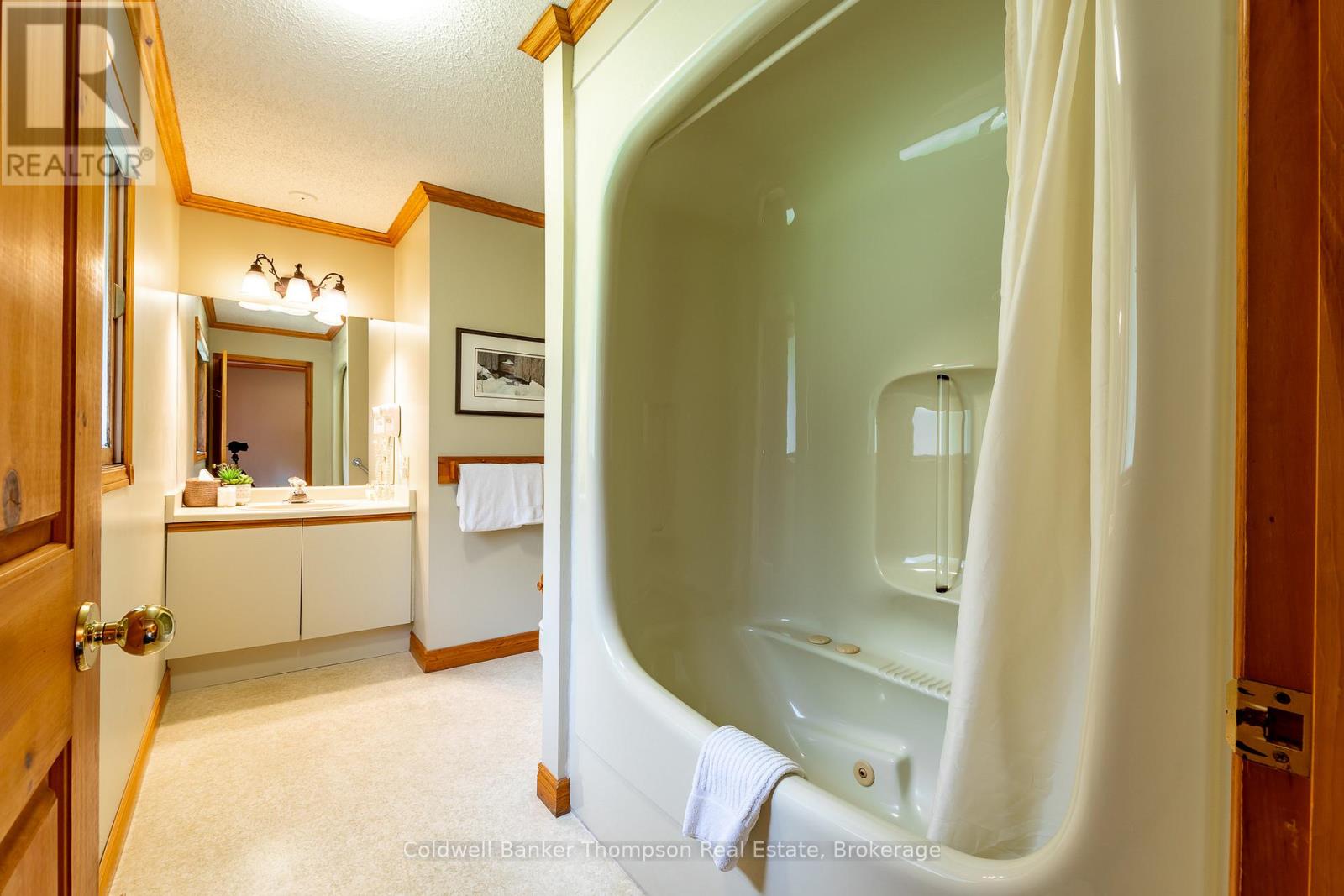 415 Grassmere Resort Road, Huntsville, Ontario  P1H 2J6 - Photo 10 - X12370503