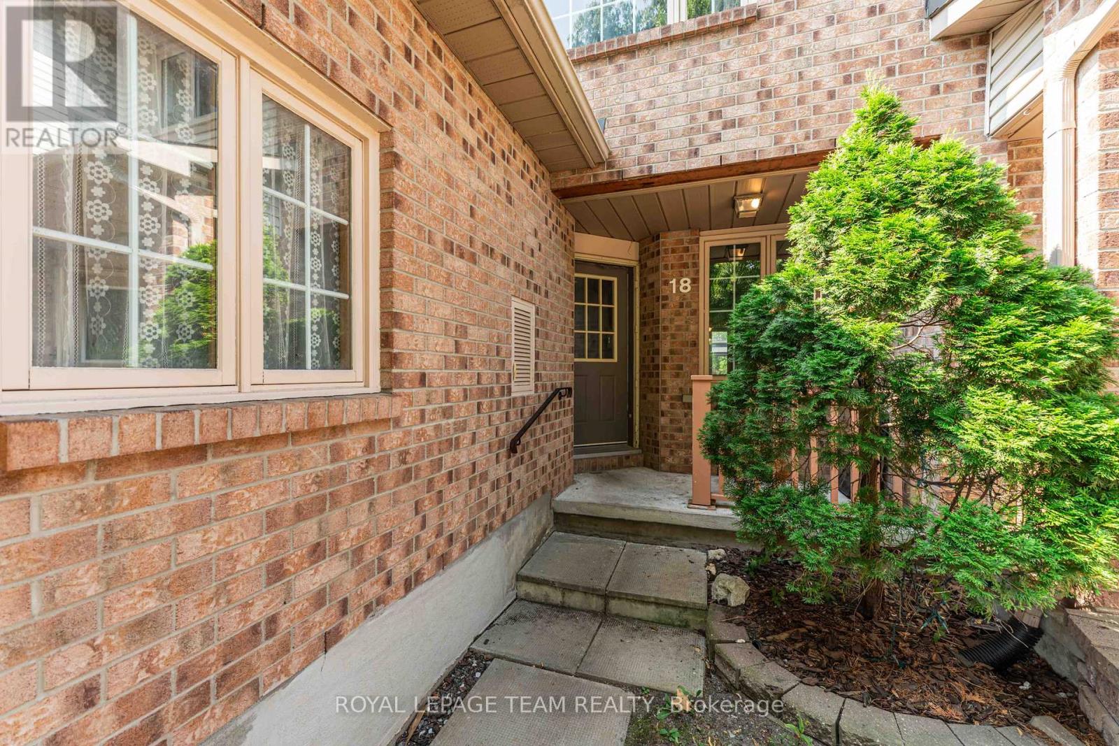 18 Ravenscroft Court, Ottawa, Ontario  K2S 1R3 - Photo 3 - X12430389