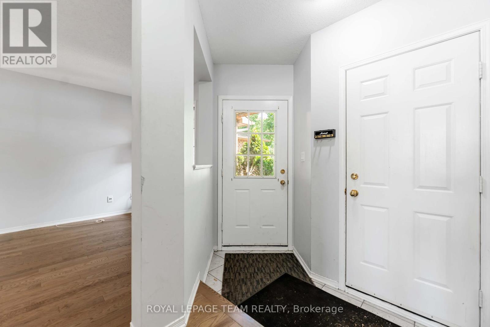 18 Ravenscroft Court, Ottawa, Ontario  K2S 1R3 - Photo 4 - X12430389