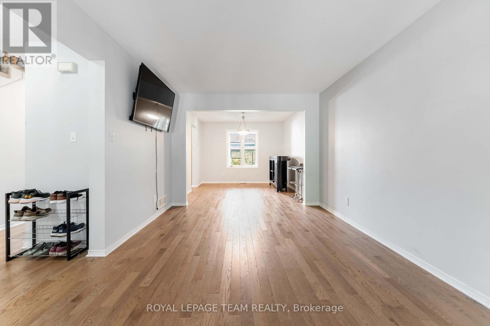 18 Ravenscroft Court, Ottawa, Ontario  K2S 1R3 - Photo 6 - X12430389