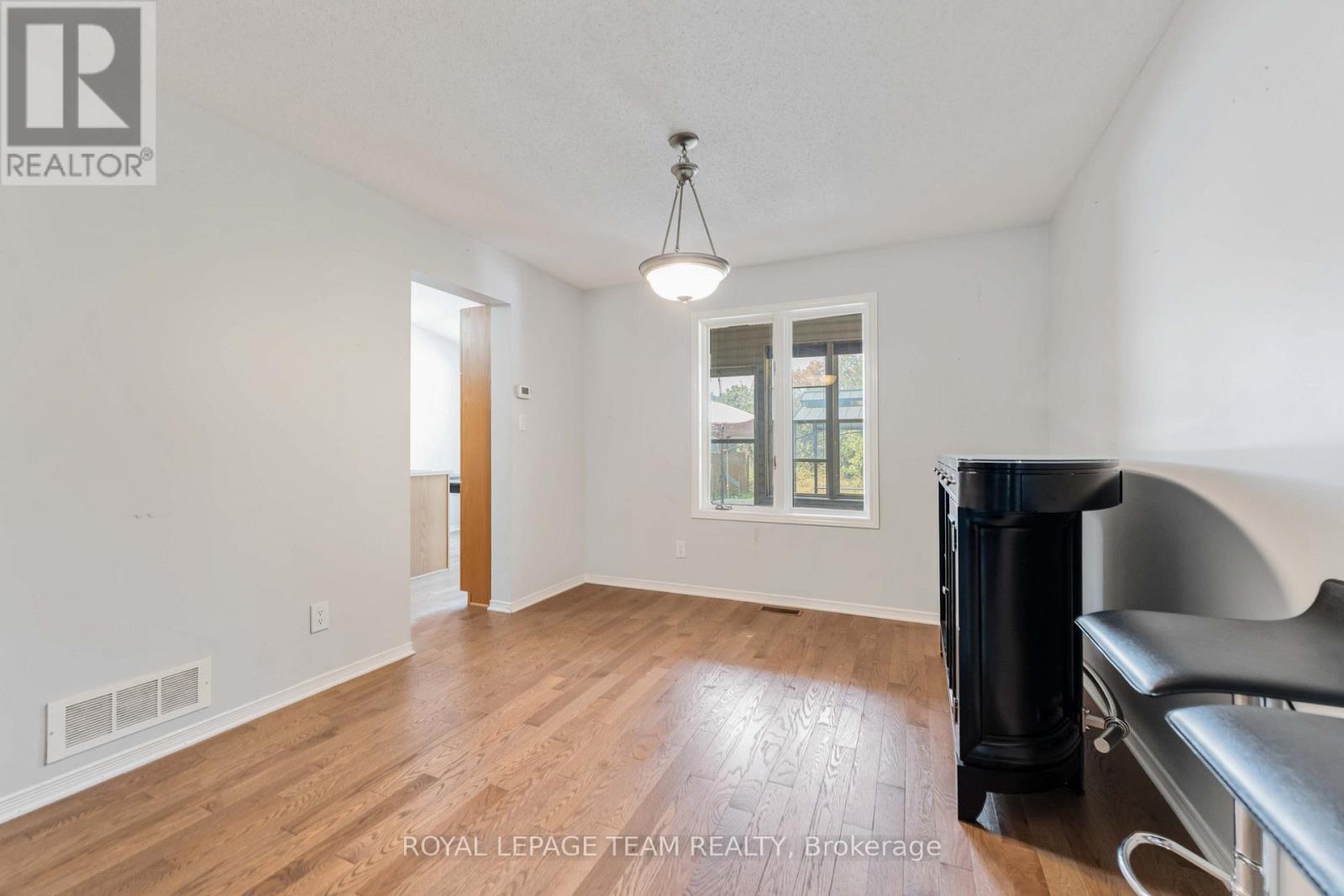 18 Ravenscroft Court, Ottawa, Ontario  K2S 1R3 - Photo 8 - X12430389