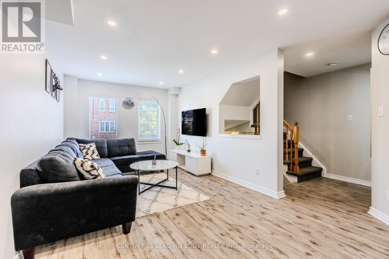 98 Aspen Park Way, Whitby (Downtown Whitby), Ontario  L1N 9M6 - Photo 4 - E12430409