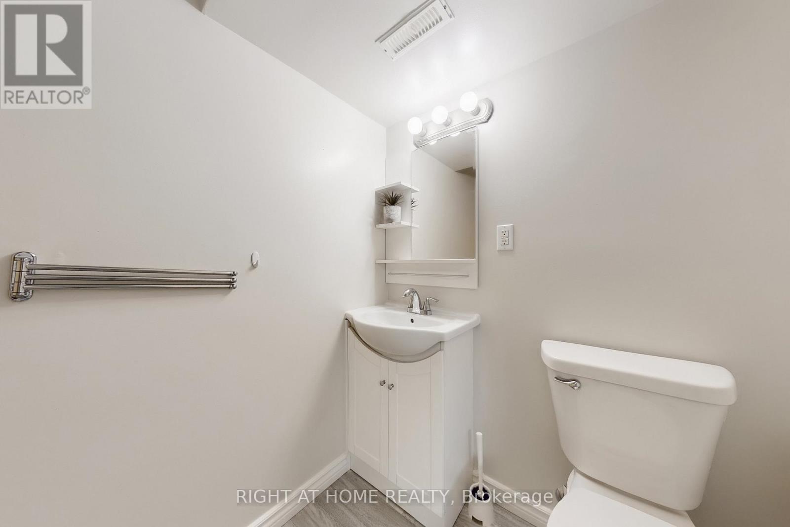 1592 Otterby Road, Mississauga (Applewood), Ontario  L4X 1W7 - Photo 28 - W12390922